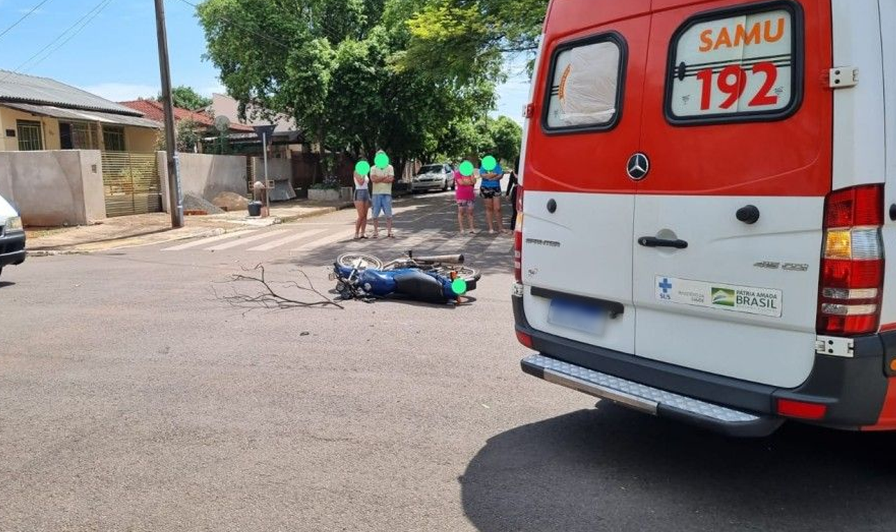 COLISÃO ENTRE CARRO E MOTO DEIXA IDOSO FERIDO NO CENTRO DE QUIRINÓPOLIS