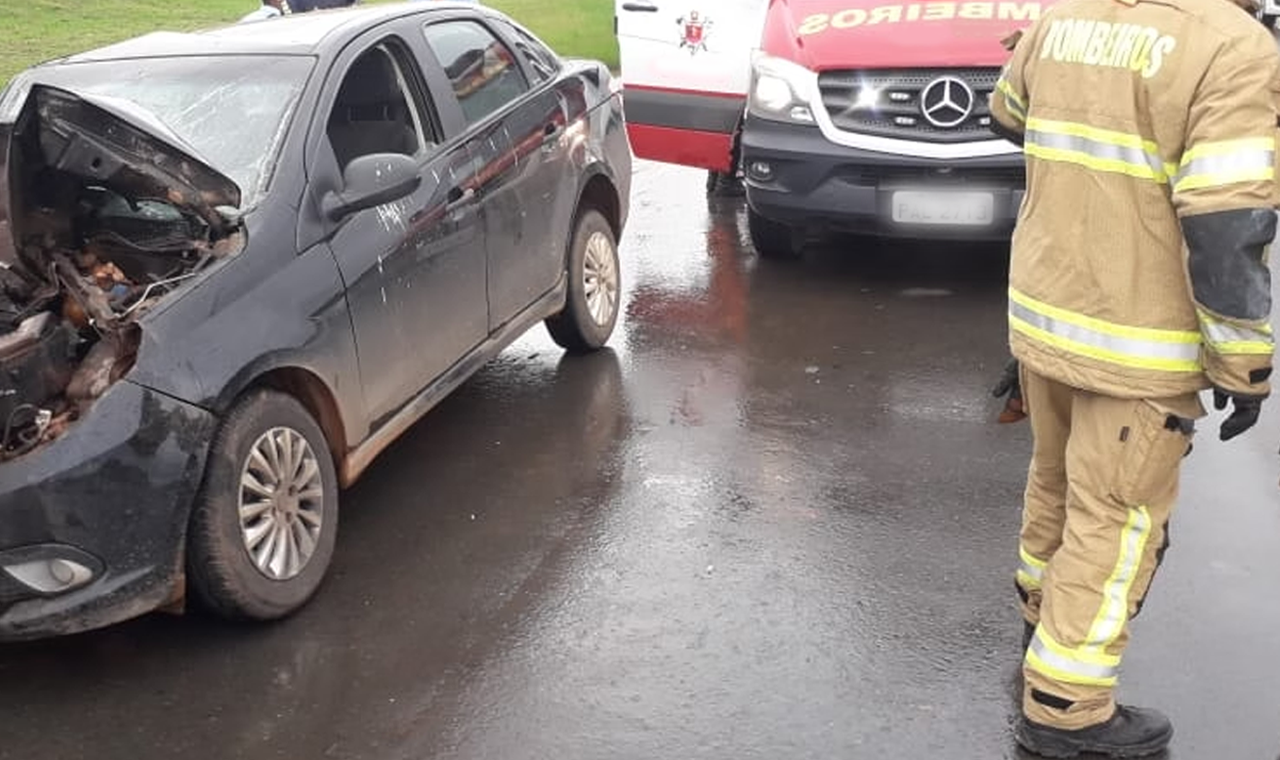CRIANÇA DE 11 ANOS FICA FERIDA EM ACIDENTE ENTRE DOIS CARROS NO CENTRO DE QUIRINÓPOLIS