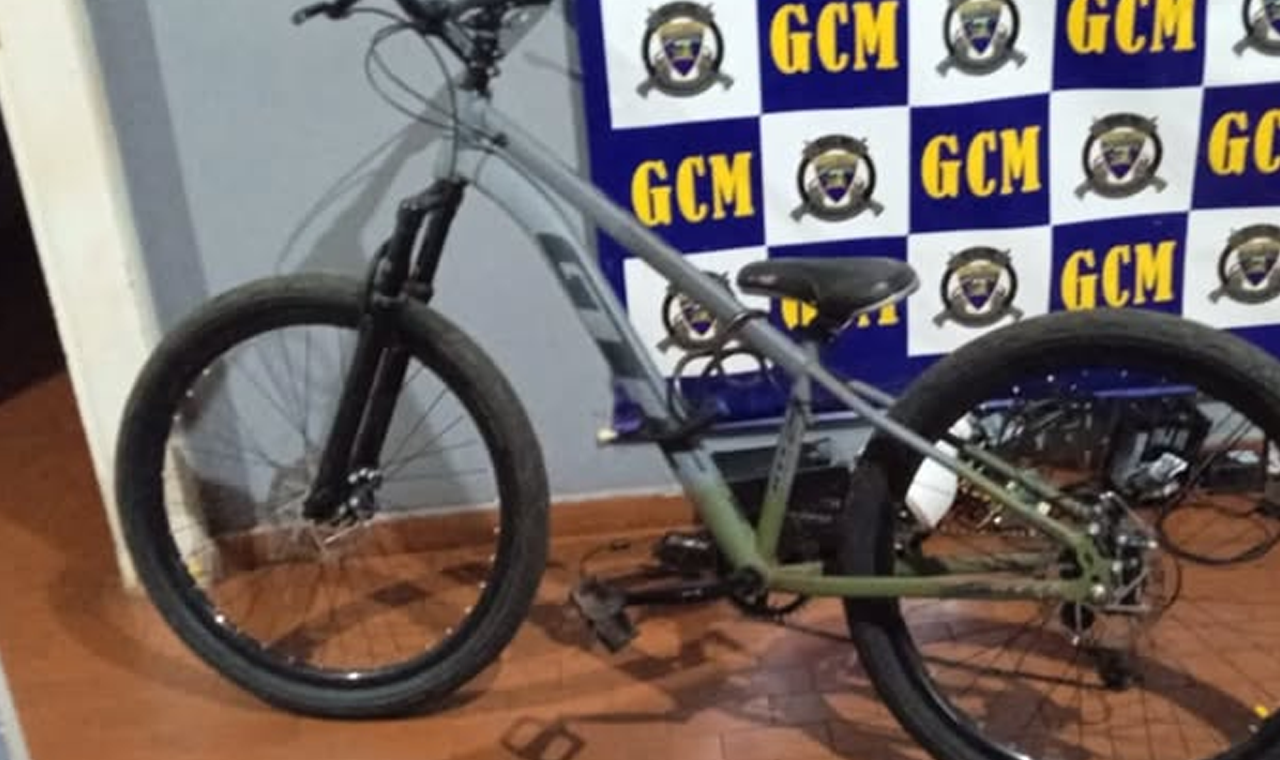 GCM RECUPERA BICICLETA FURTADA EM PÁTIO DE IGREJA NO CENTRO DE QUIRINÓPOLIS
