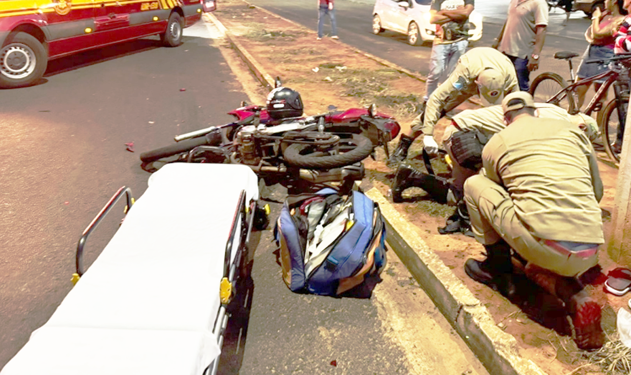 IDOSA DE 68 ANOS FICA FERIDA EM ACIDENTE ENTRE MOTO E CARRO NO CENTRO DE QUIRINÓPOLIS