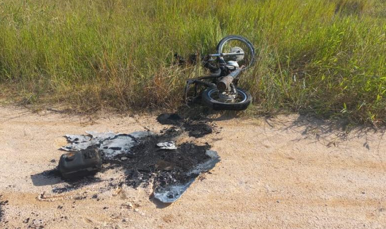 MOTONETA FURTADA É ENCONTRADA TOTALMENTE CARBONIZADA EM QUIRINÓPOLIS