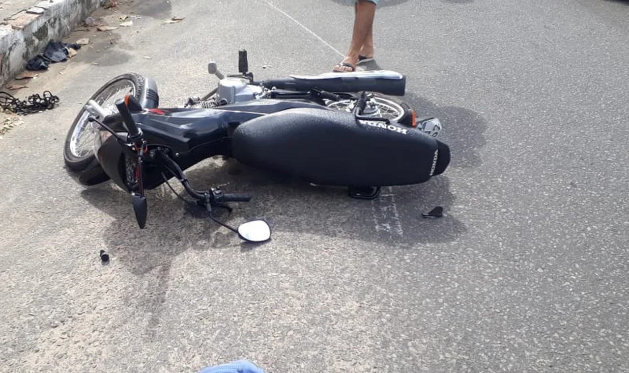 MOTORISTA TEM CARRO DANIFICADO APÓS SER AGREDIDA POR MOTOCICLISTA EM QUIRINÓPOLIS