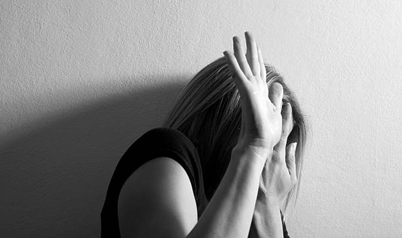 MULHER É AGREDIDA PELO EX-COMPANHEIRO EM PLENO CENTRO DE QUIRINÓPOLIS