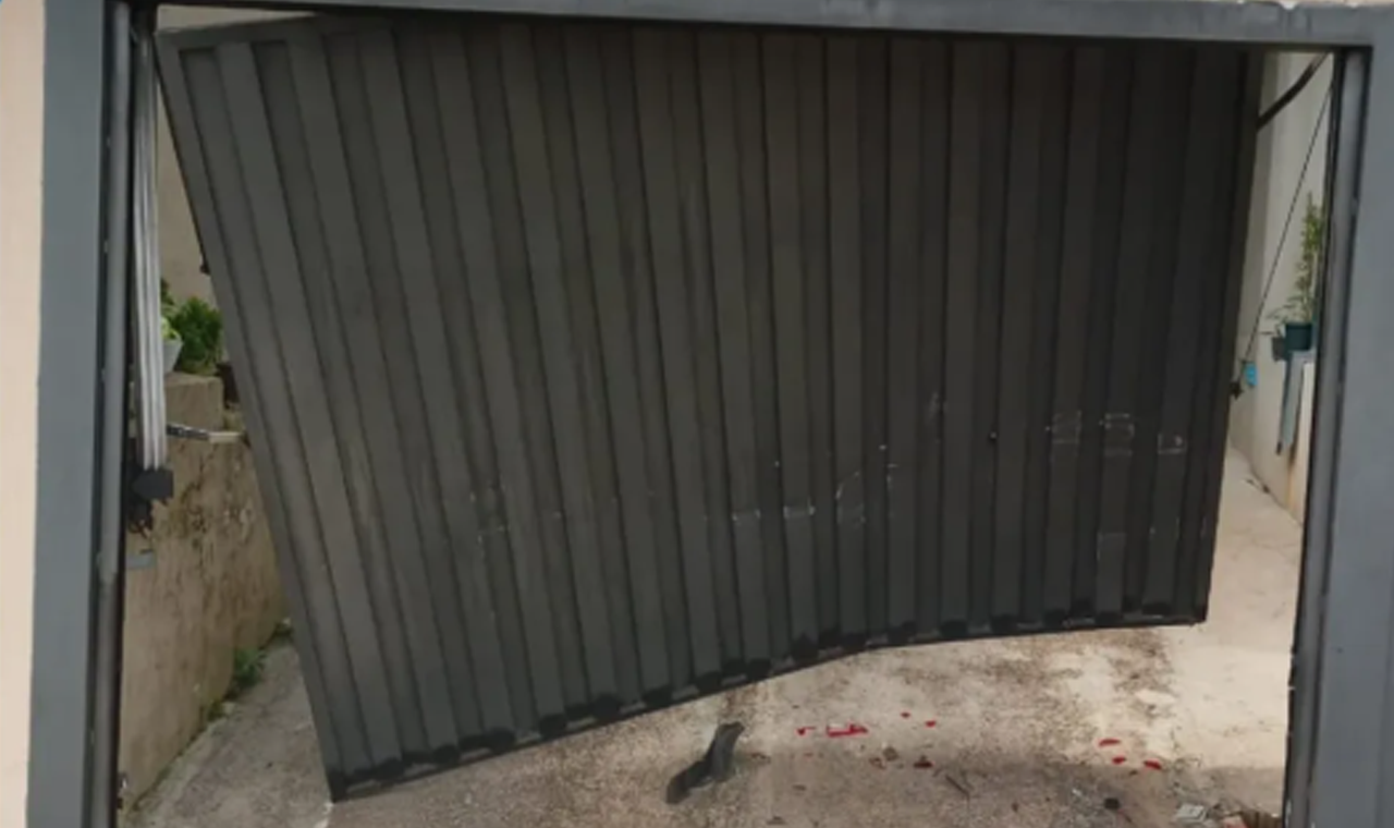 VIZINHA É ACUSADA DE CAUSAR DANOS EM PORTÃO NO CENTRO DE QUIRINÓPOLIS