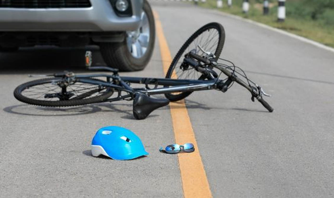 ACIDENTE ENTRE CARRO E BICICLETA DEIXA MÃE E DUAS CRIANÇAS FERIDAS EM QUIRINÓPOLIS