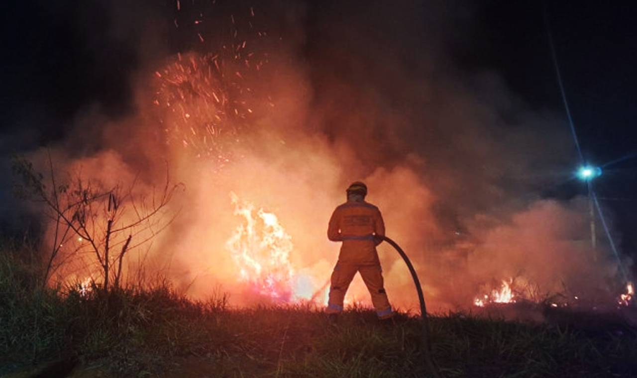 BOMBEIROS APAGARAM TRÊS INCÊNDIOS EM TERRENOS BALDIOS EM QUIRINÓPOLIS