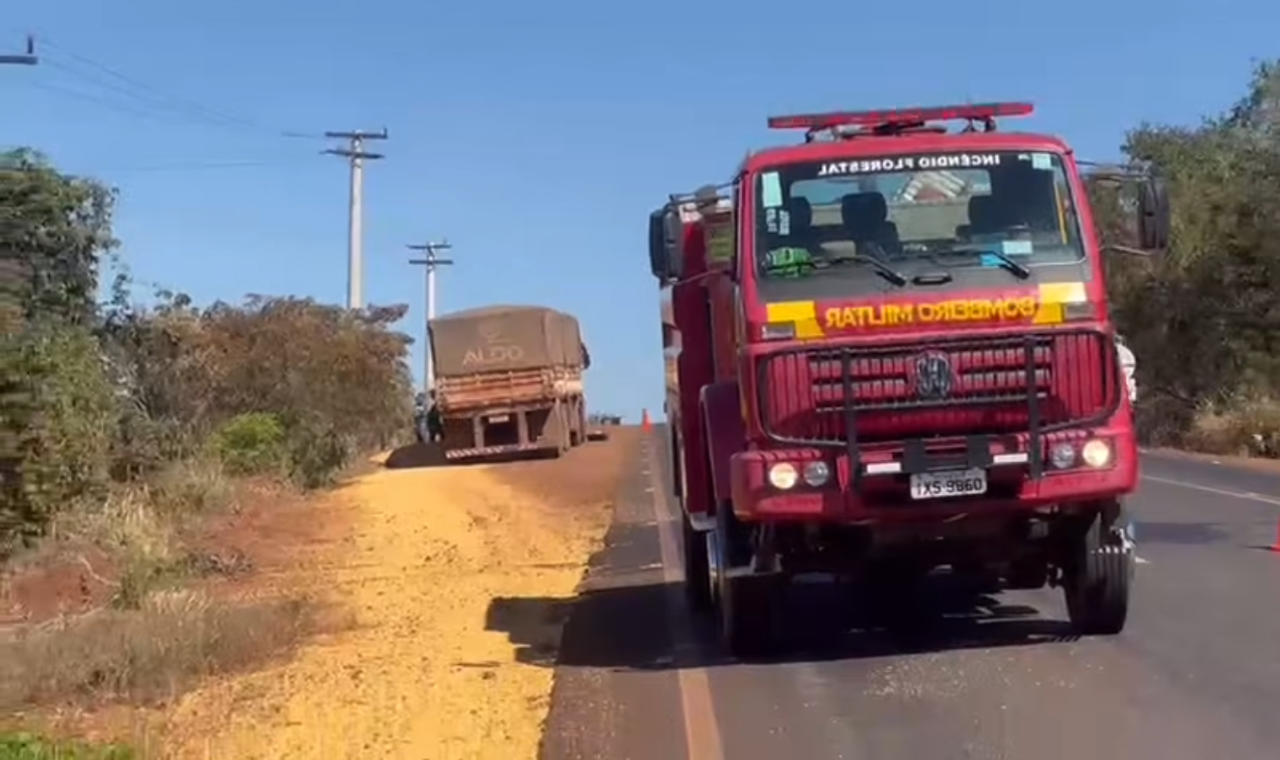 BOMBEIROS REALIZAM LIMPEZA DE PISTA APÓS CARGA DE MILHO SE ESPALHAR NA GO-164