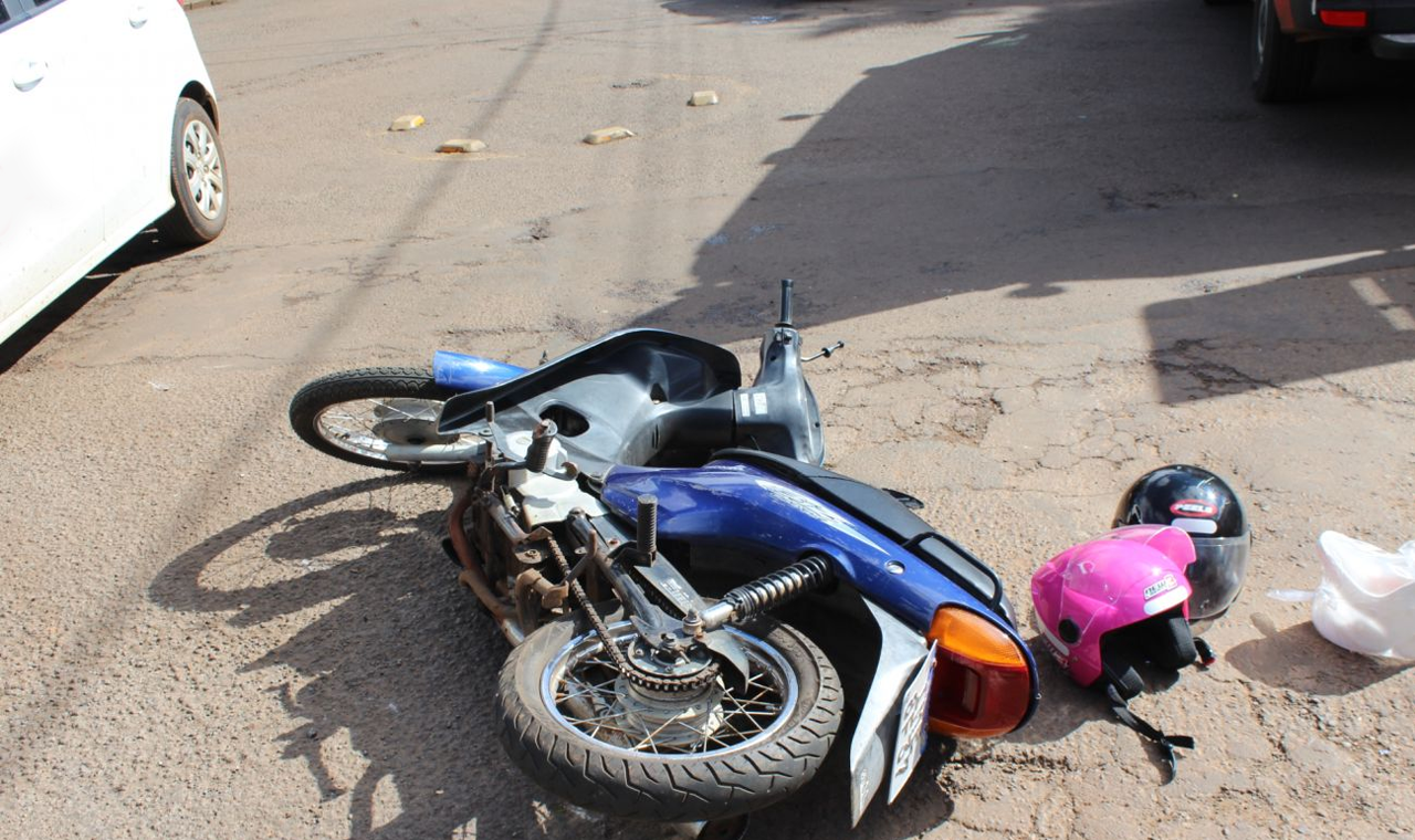 COLISÃO ENTRE CARRO E MOTO DEIXA MULHERES FERIDAS EM QUIRINÓPOLIS