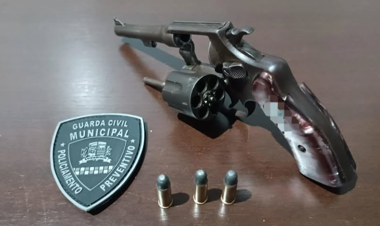 HOMEM É PRESO COM REVÓLVER EM ESPAÇO DE SOM AUTOMOTIVO EM QUIRINÓPOLIS