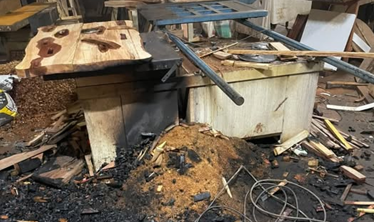 INCÊNDIO ATINGE MARCENARIA E MOBILIZA CORPO DE BOMBEIROS EM QUIRINÓPOLIS