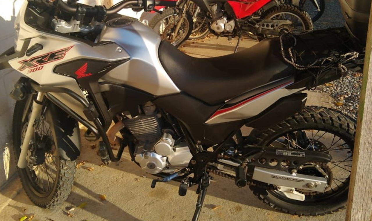 JOVEM É FLAGRADO EMPINANDO MOTO EM VIA PÚBLICA E TEM VEÍCULO APREENDIDO EM SÃO SIMÃO