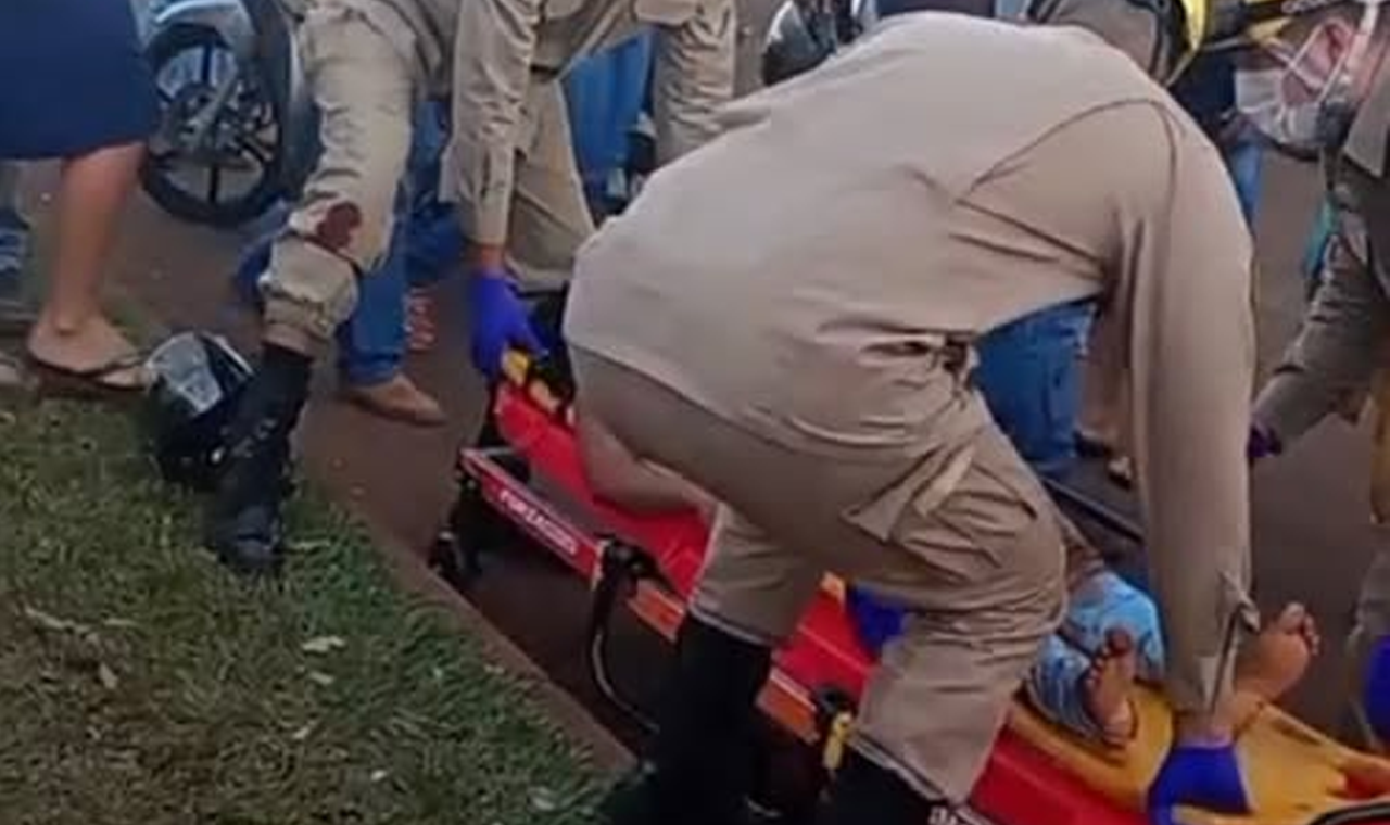 MOTOCICLETA COLIDE COM CARRETA EM CRUZAMENTO E DEIXA TRÊS FERIDOS EM QUIRINÓPOLIS