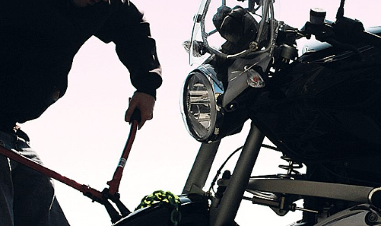 MOTOCICLETA É FURTADA NO CENTRO DE QUIRINÓPOLIS EM PLENA LUZ DO DIA