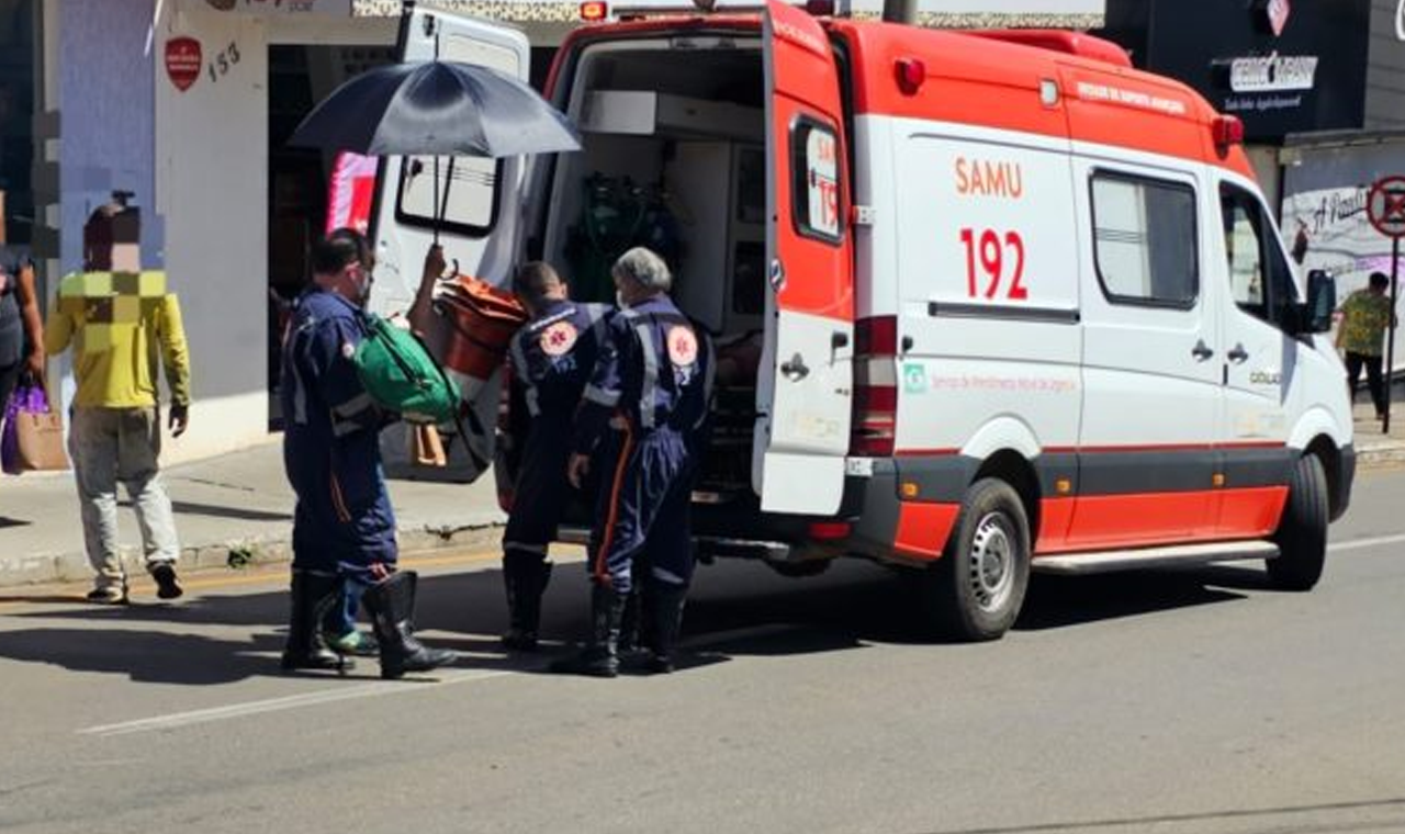 MOTOCICLISTA SE FERE EM COLISÃO COM CARRO NO CENTRO DE CACHOEIRA ALTA