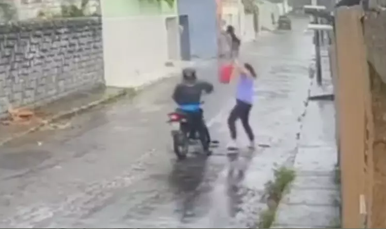 MULHER REAGE A ATAQUE COM GUARDA-CHUVA E AJUDA A POLÍCIA A PRENDER AGRESSOR EM QUIRINÓPOLIS