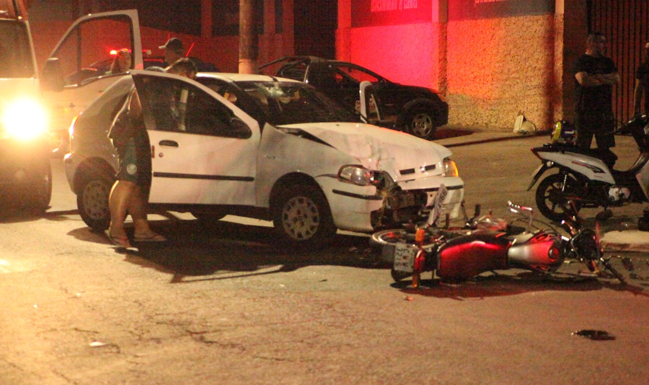 ACIDENTE ENTRE CARRO E MOTO DEIXA DOIS FERIDOS EM QUIRINÓPOLIS