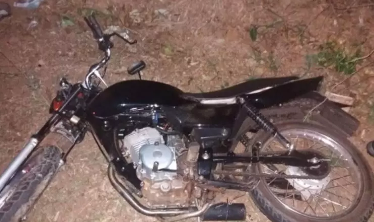 ADOLESCENTE É FLAGADO EMPINANDO MOTO E FOGE DA POLÍCIA EM QUIRINÓPOLIS
