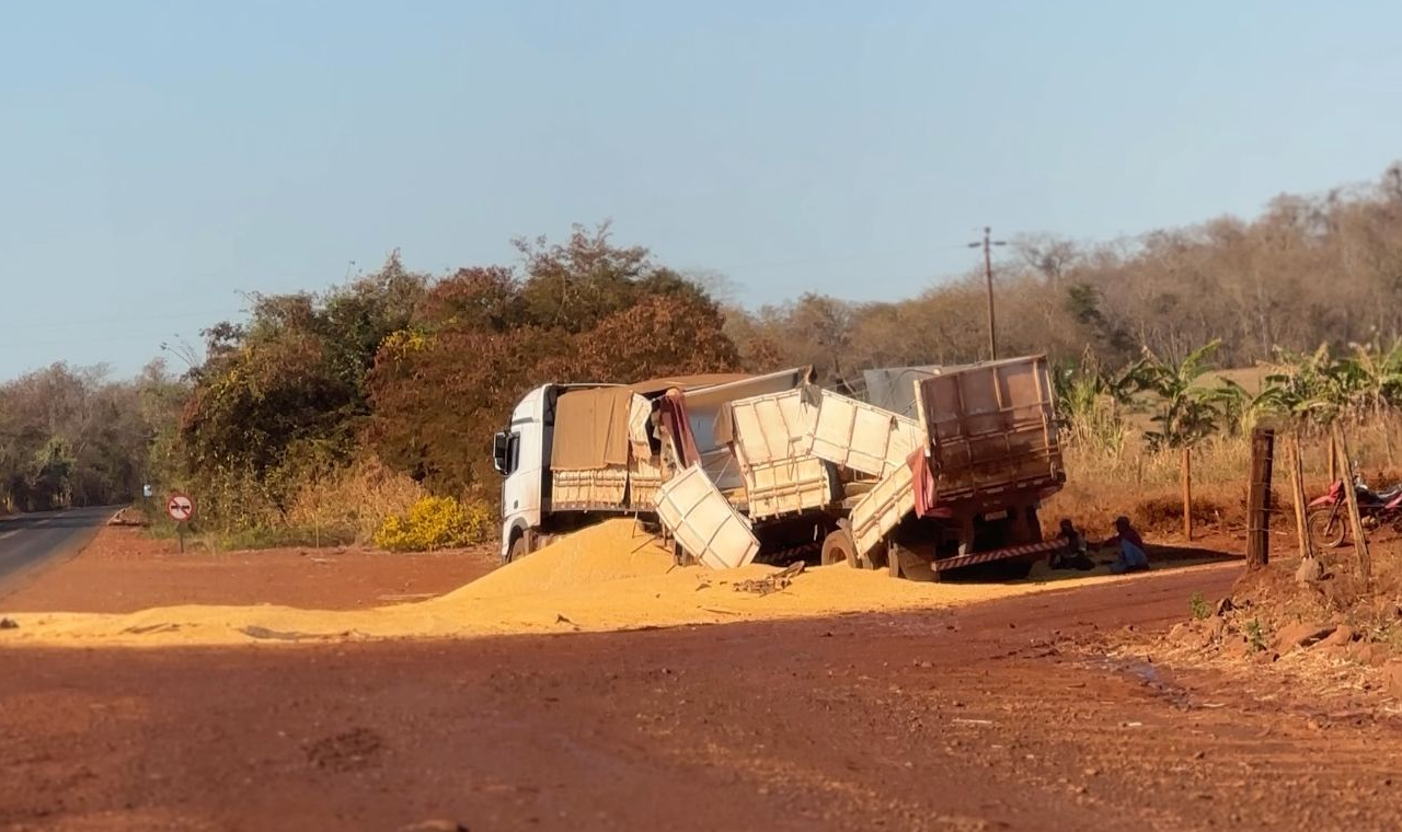 CAMINHÃO CARREGADO DE MILHO SE ENVOLVE EM ACIDENTE NA GO-164 EM QUIRINÓPOLIS