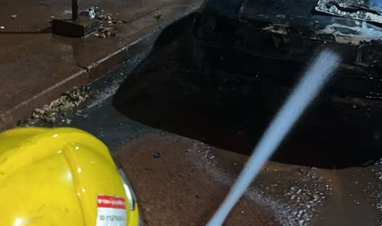 CARRO É CONSUMIDO PELO FOGO NA MADRUGADA EM QUIRINÓPOLIS