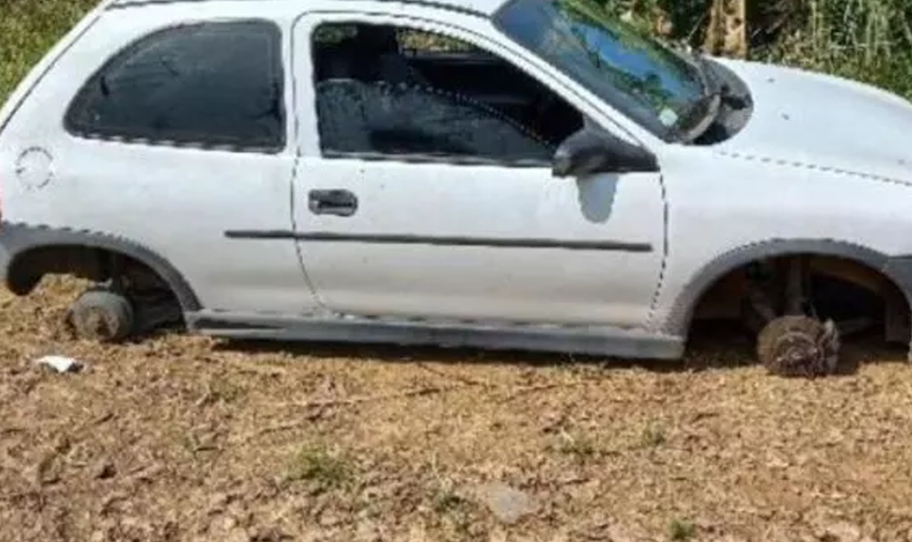 CARRO FURTADO É ENCONTRADO ABANDONADO SEM AS RODAS EM QUIRINÓPOLIS