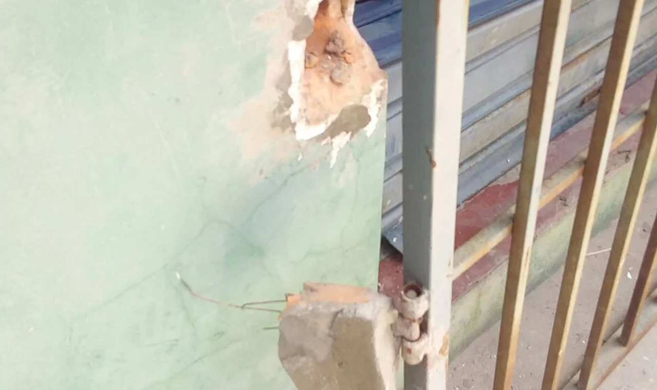 COMÉRCIO TEM GRADE ARROMBADA NO CENTRO DE QUIRINÓPOLIS