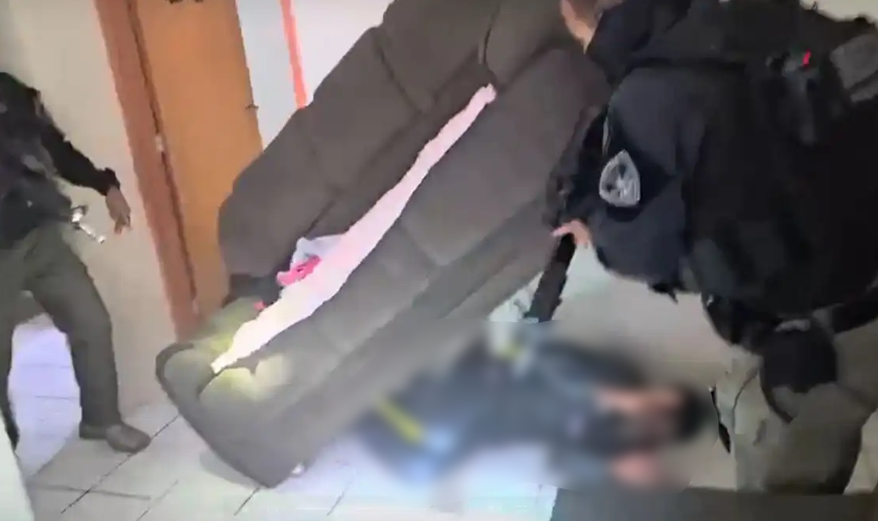HOMEM COM MANDADO DE PRISÃO É PRESO ESCONDIDO DENTRO DE SOFÁ EM QUIRINÓPOLIS