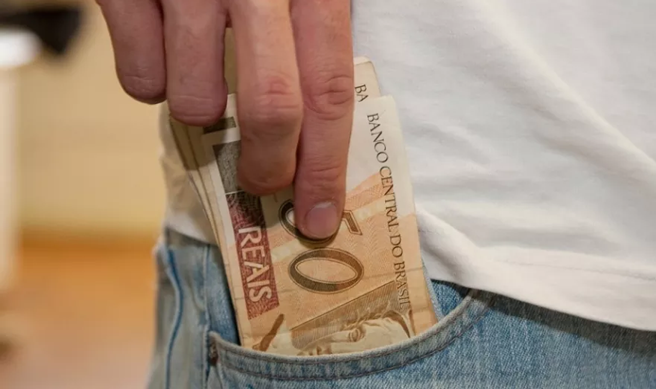 HOMEM EMBRIAGADO TEM DOCUMENTOS E R$ 400 FURTADOS APÓS SER LEVADO PARA CASA POR POPULARES EM QUIRINÓPOLIS