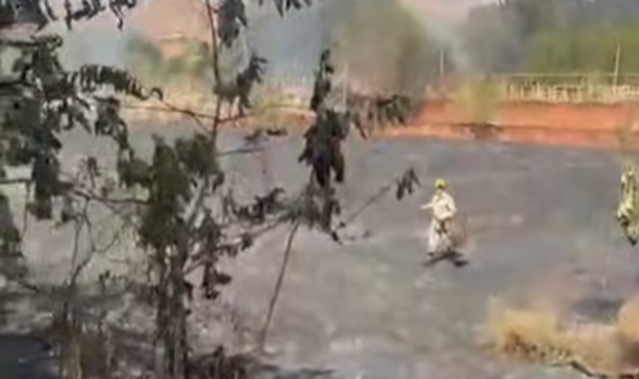 INCÊNDIO ATINGE FRIGORÍFICO DESATIVADO E QUASE CHEGA A CANIL EM QUIRINÓPOLIS