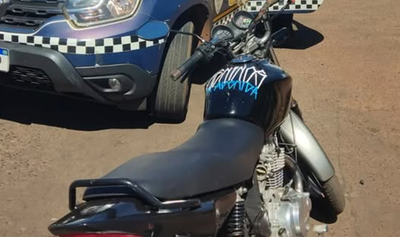 MOTO É APREENDIDA APÓS MENOR SER FLAGRADO EMPINANDO EM QUIRINÓPOLIS