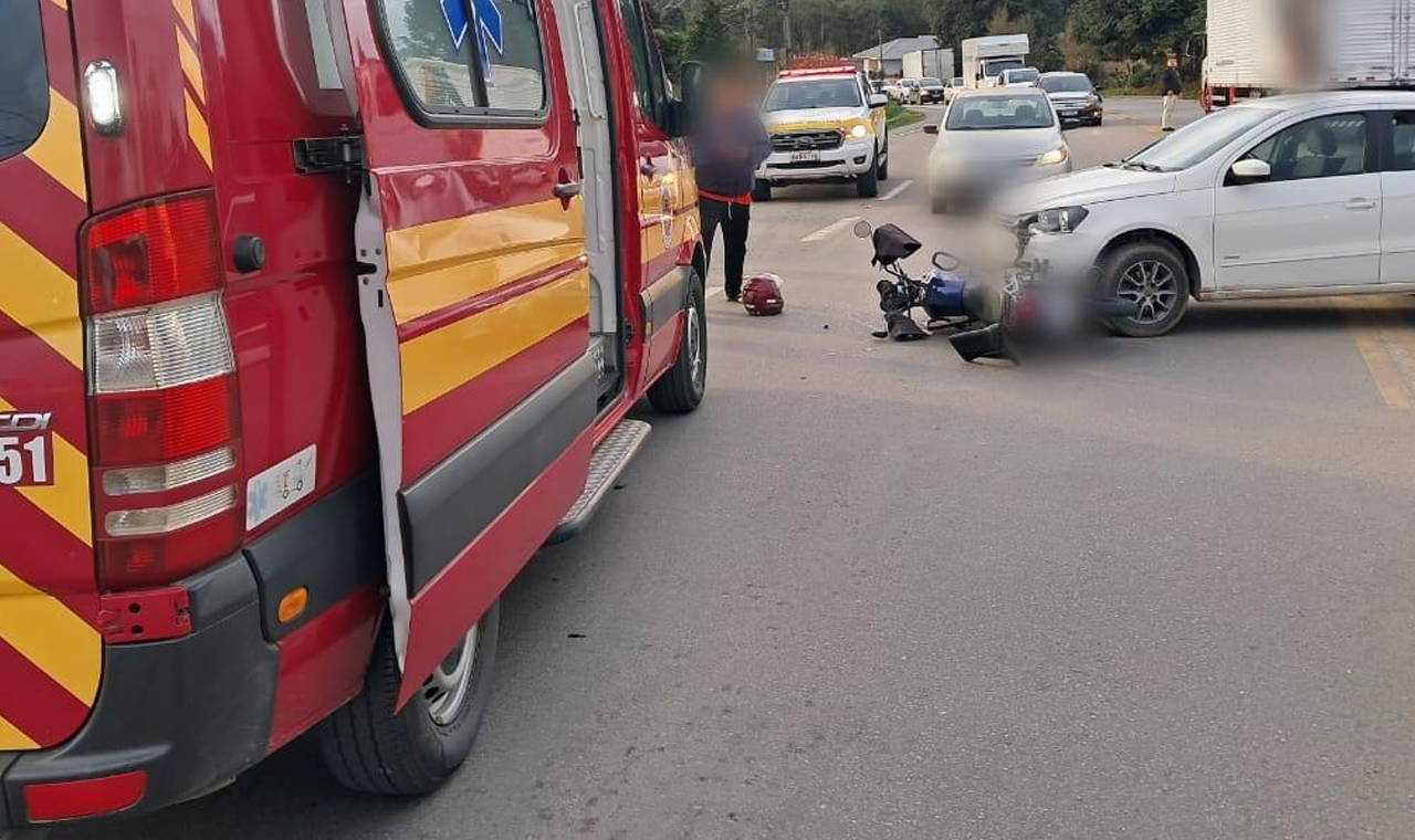 MOTOCICLISTA FICA FERIDO EM COLISÃO COM CARRO NA VILA PARREIRA, EM QUIRINÓPOLIS