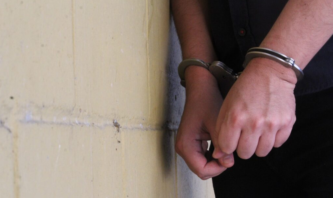 MULHER E FILHA SE ESCONDEM EM LOTE BALDIO PARA FUGIR DE AGRESSOR
