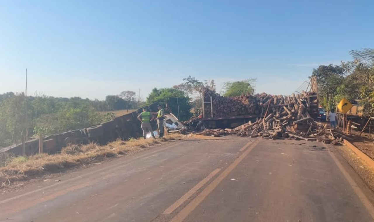 TRAGÉDIA NA GO-164: ACIDENTE COM CAMINHÕES E TRATOR DEIXA DUAS MORTES E TRÊS FERIDOS EM QUIRINÓPOLIS
