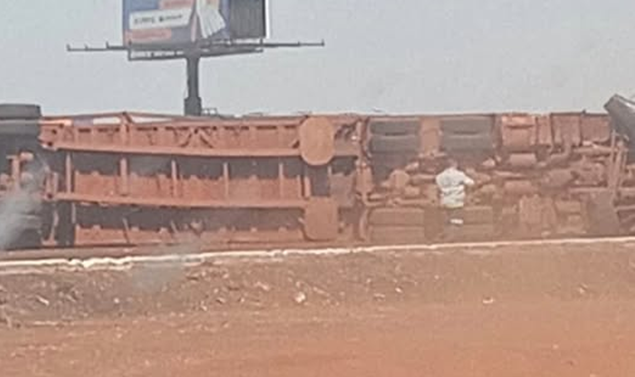 VEÍCULO CANAVIEIRO TOMBOU NO ANEL VIÁRIO DE QUIRINÓPOLIS