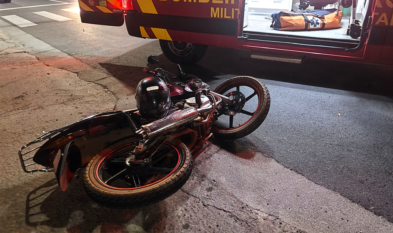 ACIDENTE DE TRÂNSITO DEIXA MOTOCICLISTA FERIDO NO CENTRO DE QUIRINÓPOLIS