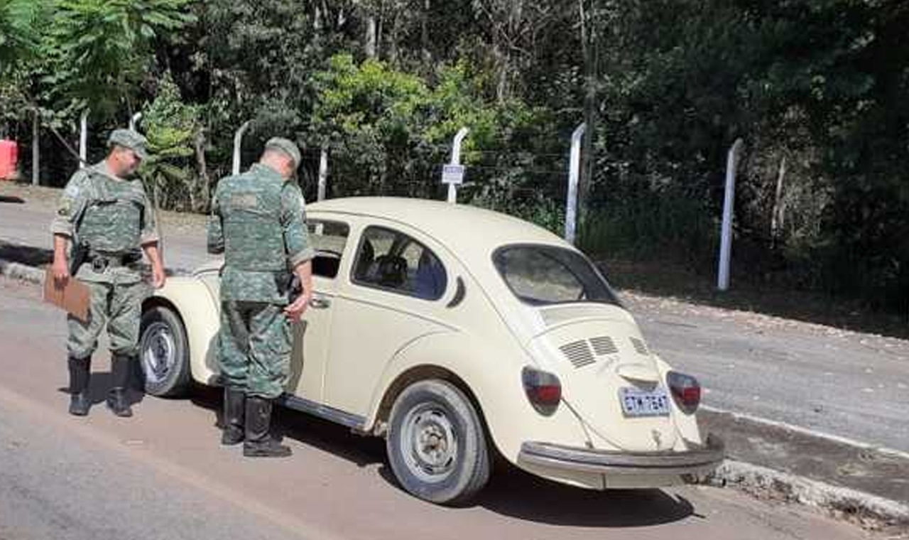 ADOLESCENTE É FLAGRADO DIRIGINDO FUSCA IRREGULAR E FOGE DA POLÍCIA EM QUIRINÓPOLIS