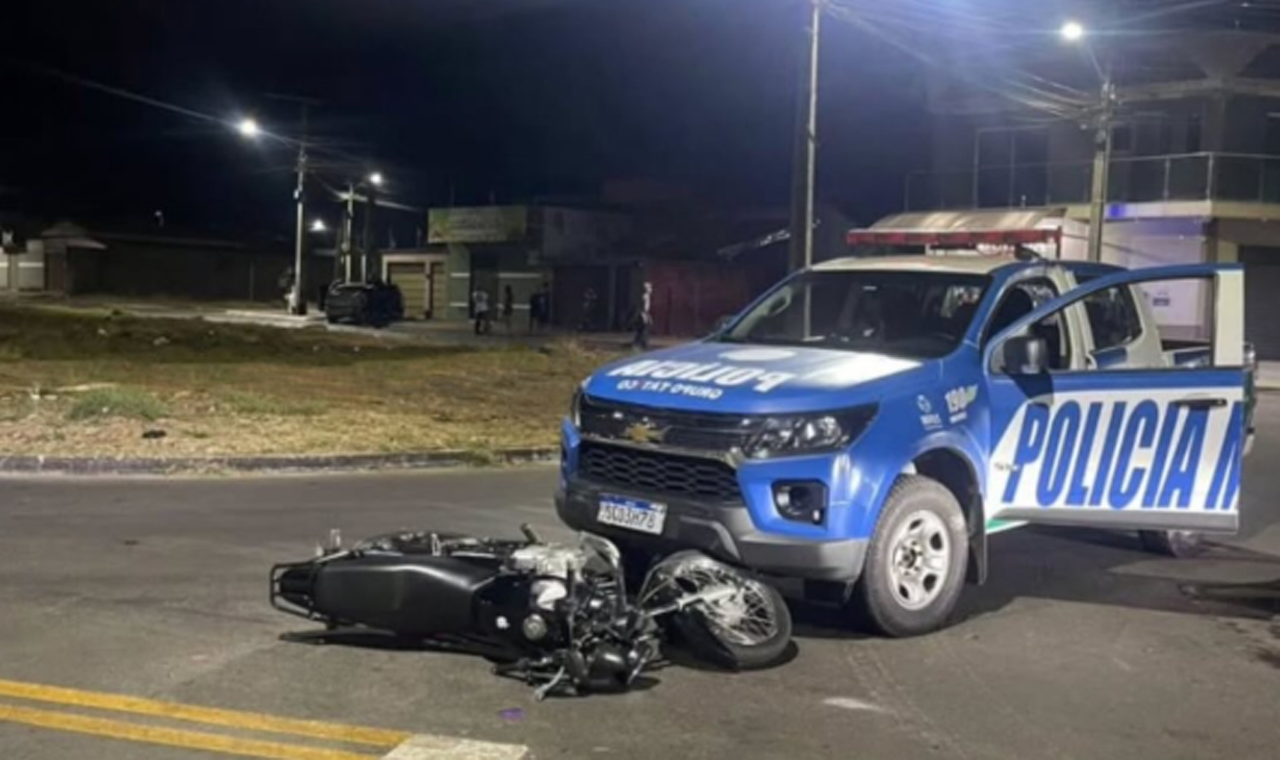 ADOLESCENTE É FLAGRADO EMPINANDO MOTO E COLIDE CONTRA VIATURA EM CACHOEIRA ALTA