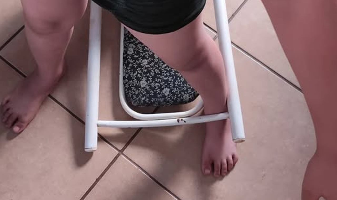 CRIANÇA FICA PRESA EM CADEIRA E É RESGATADA PELOS BOMBEIROS EM QUIRINÓPOLIS