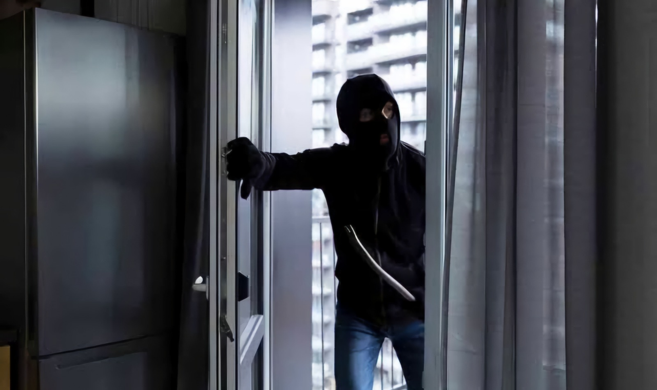 FURTO A RESIDÊNCIA E COMÉRCIO É REGISTRADO DURANTE A MADRUGADA EM QUIRINÓPOLIS