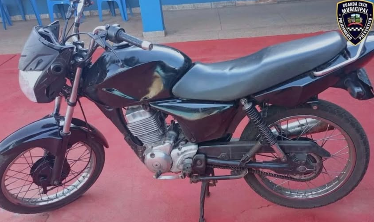 MOTOCICLETA FURTADA É RECUPERADA PELA GCM APÓS PERSEGUIÇÃO EM QUIRINÓPOLIS