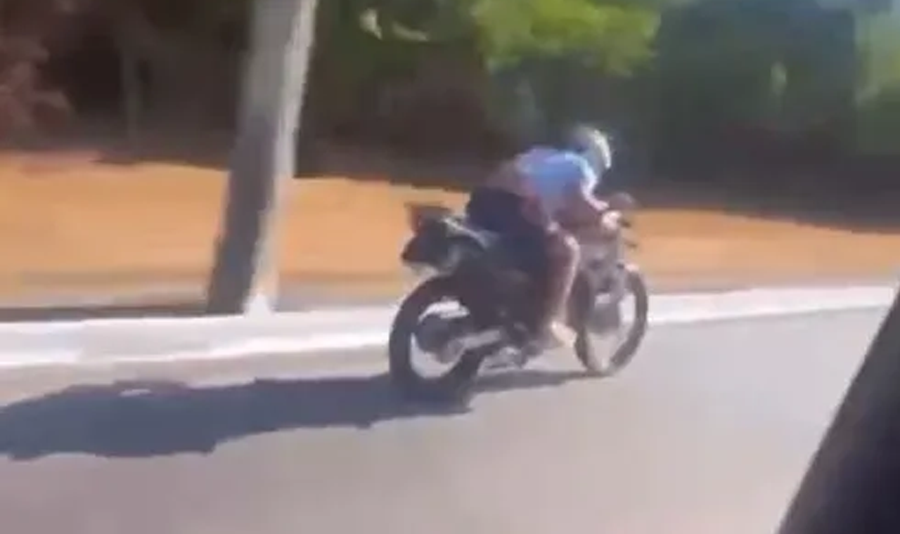 MOTOCICLISTA FOGE DE ABORDAGEM DA GCM E SE CHOCA CONTRA CARRO EM QUIRINÓPOLIS