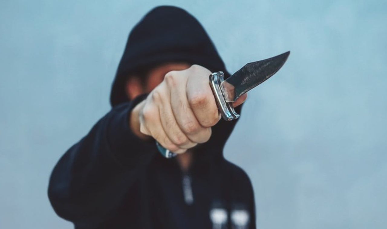MULHER É VÍTIMA DE ROUBO SOB AMEAÇA DE FACA EM QUIRINÓPOLIS