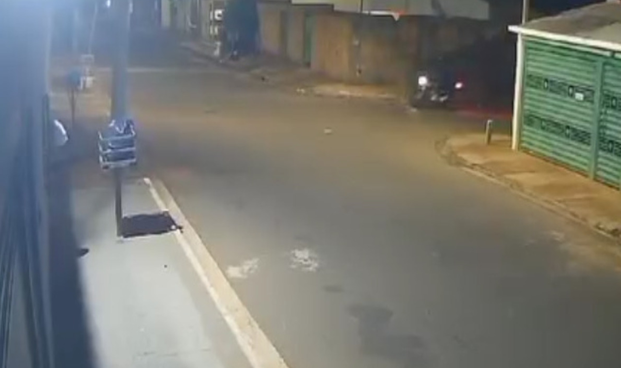 RESIDÊNCIA É INVADIDA E TEM ARROZ, PERFUMES E CELULAR FURTADOS NO BAIRRO ALVORADA