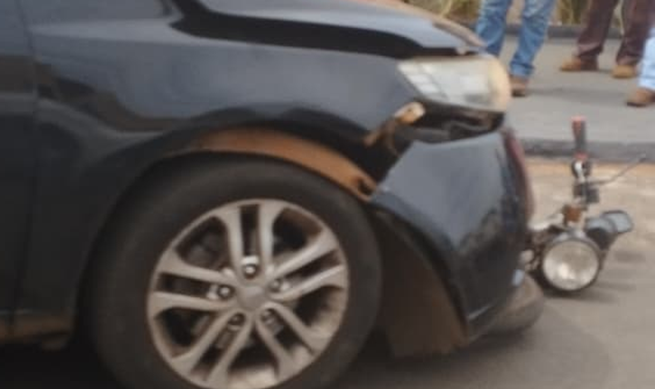 ACIDENTE ENTRE CARRO E MOTO DEIXA DUAS PESSOAS FERIDAS NO CENTRO DE QUIRINÓPOLIS