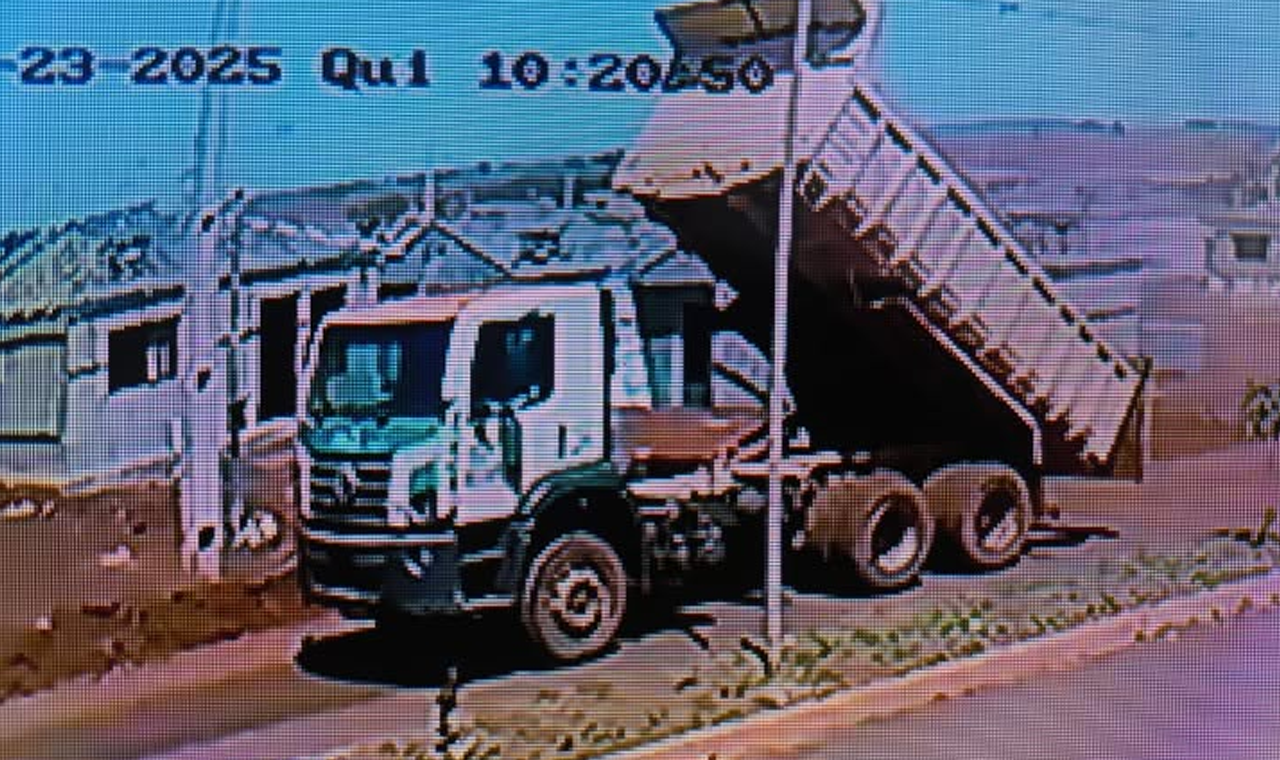 CAMINHÃO DERRUBA PADRÕES DE ENERGIA EM QUIRINÓPOLIS