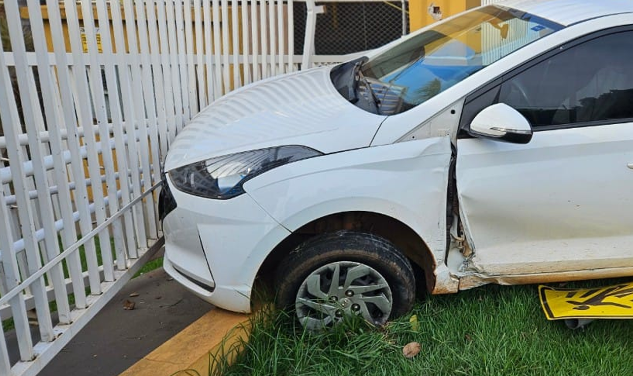 CARRO SOBE CALÇADA E DANIFICA GRADE DE ESCOLA NO CENTRO DE QUIRINÓPOLIS