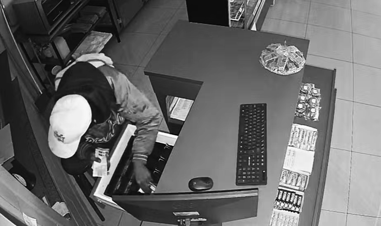 COMÉRCIO É ARROMBADO E TEM DINHEIRO E CIGARROS FURTADOS EM QUIRINÓPOLIS