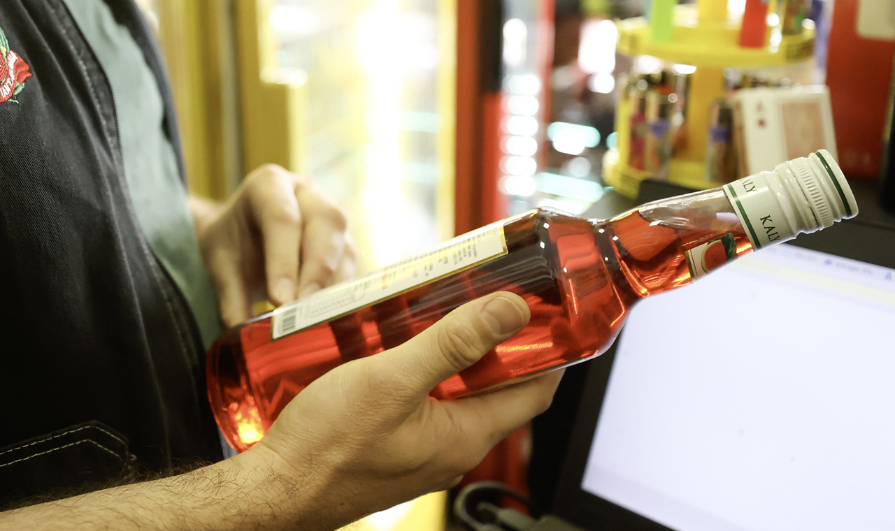ESTABELECIMENTO É INTERDITADO POR SUSPEITA DE ADULTERAÇÃO DE BEBIDAS EM QUIRINÓPOLIS