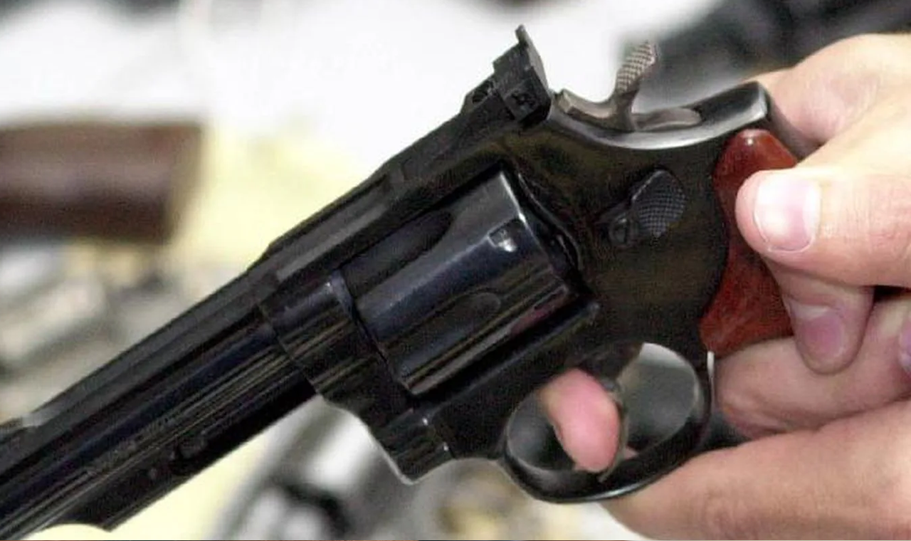 HOMEM É PRESO EM FLAGRANTE POR PORTE ILEGAL DE ARMA DE FOGO EM QUIRINÓPOLIS