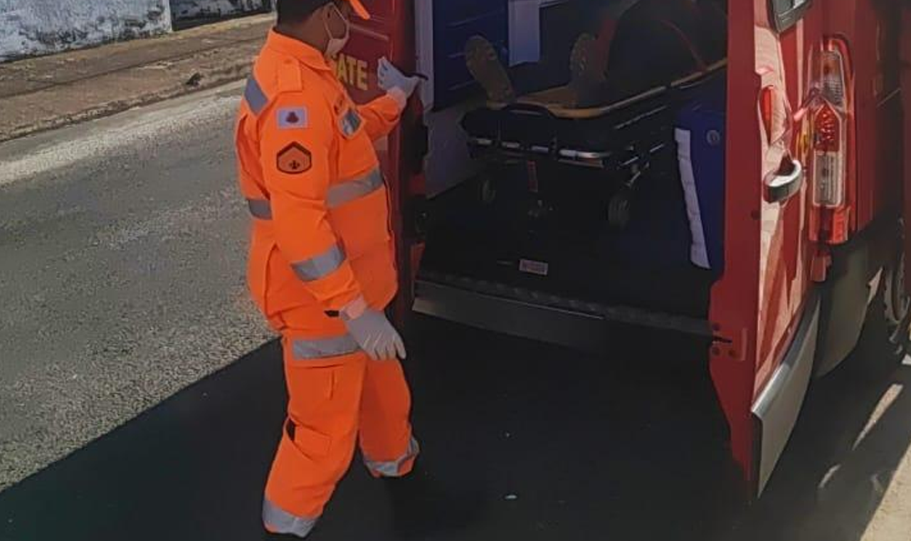 HOMEM SOFRE QUEDA DE TRÊS METROS E É SOCORRIDO PELO CORPO DE BOMBEIROS EM QUIRINÓPOLIS