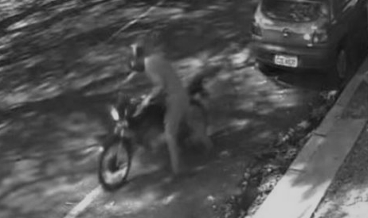 Motocicleta Furtada em Frente à Residência no Bairro Santo Antônio